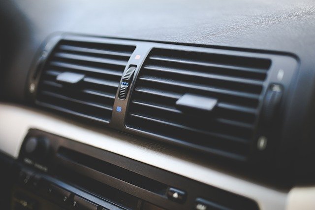 Czyszczenie klimatyzacji samochodowej – co trzeba o tym wiedzieć?