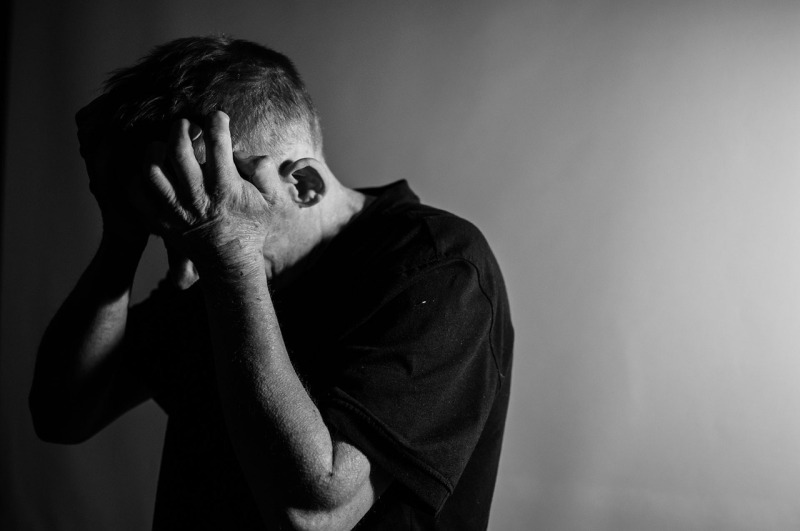 Męska depresja – jak z nią walczyć? Jak pomagać i zadbać o siebie
